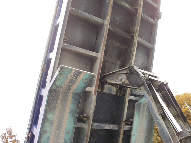 いすゞギガダンプ大型（10t）[写真09]