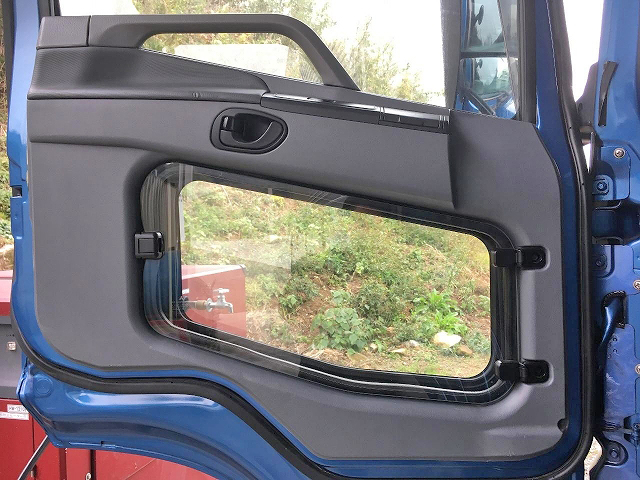 三菱ふそうスーパーグレート冷蔵冷凍ウイング大型（10t）[写真28]