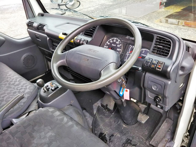 いすゞエルフアルミバン小型（2t・3t）[写真30]