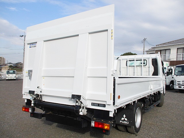 三菱ふそうキャンター平ボディ小型（2t・3t）[写真04]