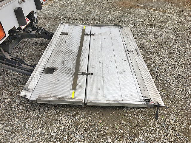 いすゞフォワードアルミウイング中型（4t）[写真18]