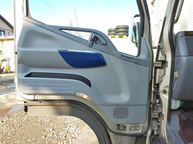 三菱ふそうキャンターボトルバン小型（2t・3t）[写真25]