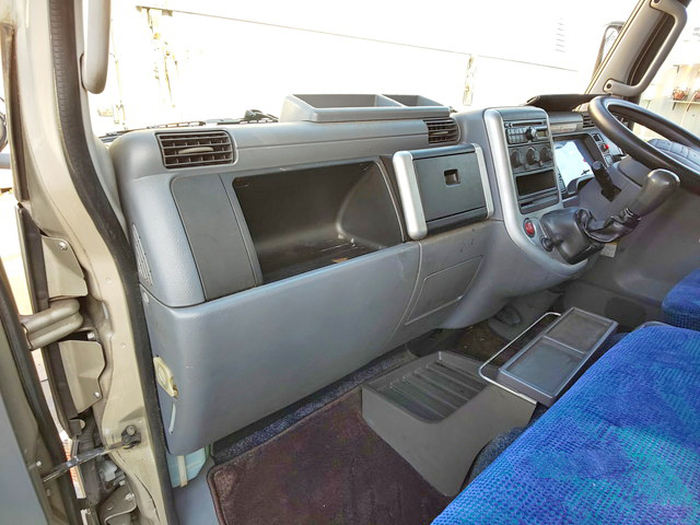 三菱ふそうキャンターボトルバン小型（2t・3t）[写真27]