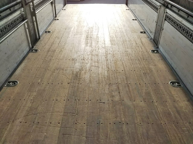 いすゞフォワード幌ウイング中型（4t）[写真14]