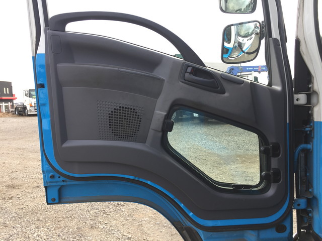 いすゞフォワードヒアブ付コンテナ専用車増トン（6t・8t）[写真30]