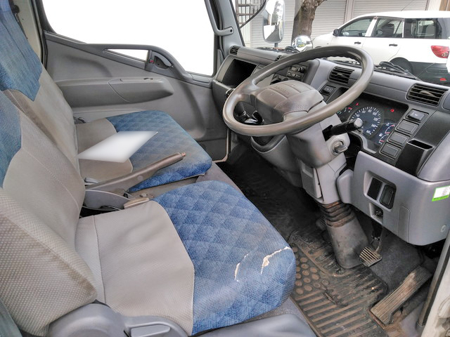 三菱ふそうキャンター平ボディ小型（2t・3t）[写真23]
