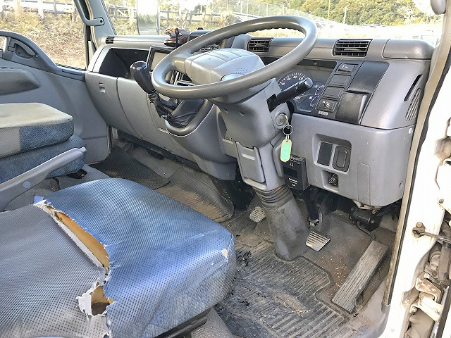 三菱ふそうキャンターシャーシ小型（2t・3t）[写真09]