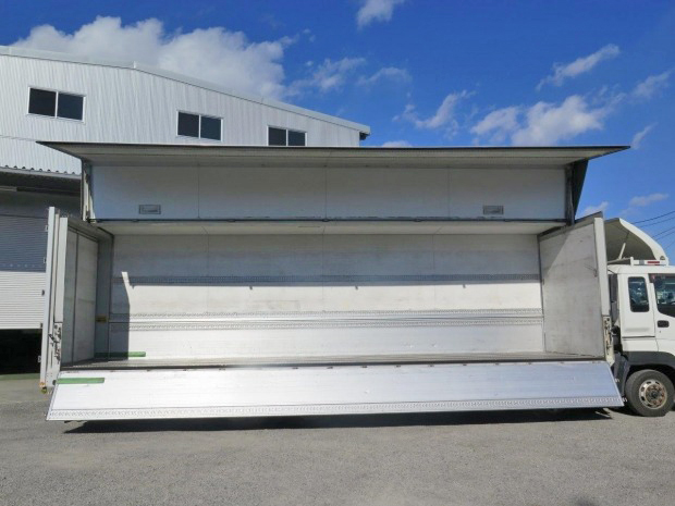 いすゞギガアルミウイング大型（10t）[写真10]