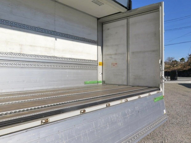 いすゞギガアルミウイング大型（10t）[写真16]