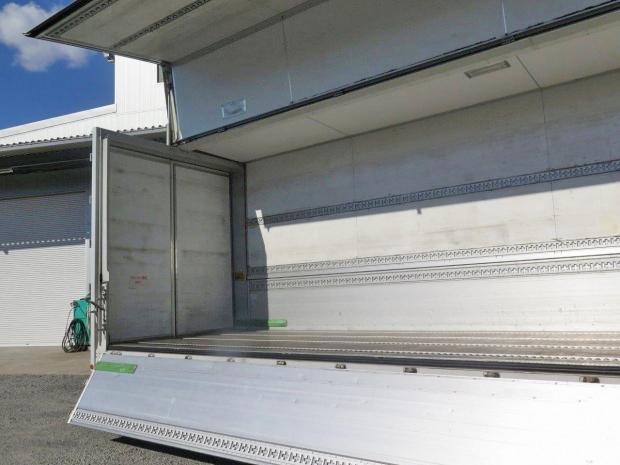 いすゞギガアルミウイング大型（10t）[写真17]