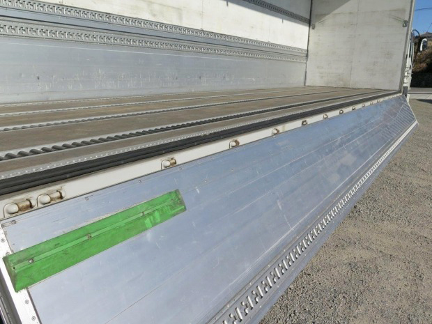 いすゞギガアルミウイング大型（10t）[写真19]