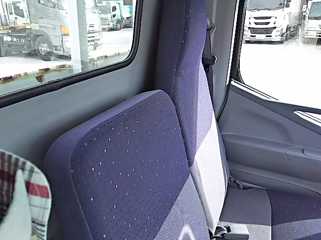 三菱ふそうキャンター平ボディ小型（2t・3t）[写真31]