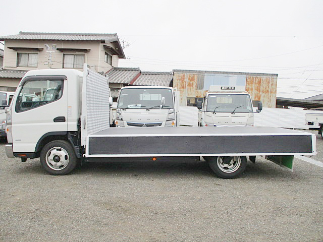 三菱ふそうキャンター平ボディ小型（2t・3t）[写真08]