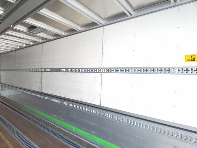 いすゞギガアルミウイング大型（10t）[写真13]