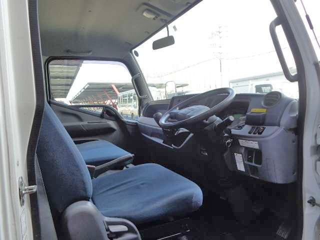 三菱ふそうキャンター平ボディ小型（2t・3t）[写真11]