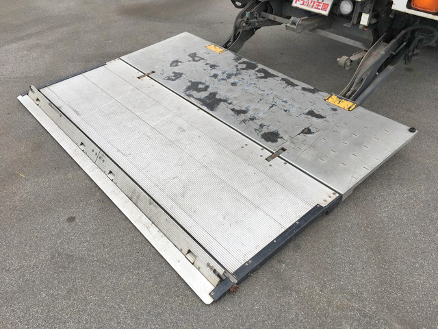 いすゞフォワードアルミウイング中型（4t）[写真11]