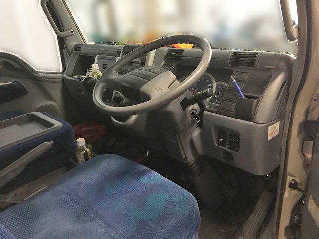 三菱ふそうキャンターガッツ平ボディ小型（2t・3t）[写真17]