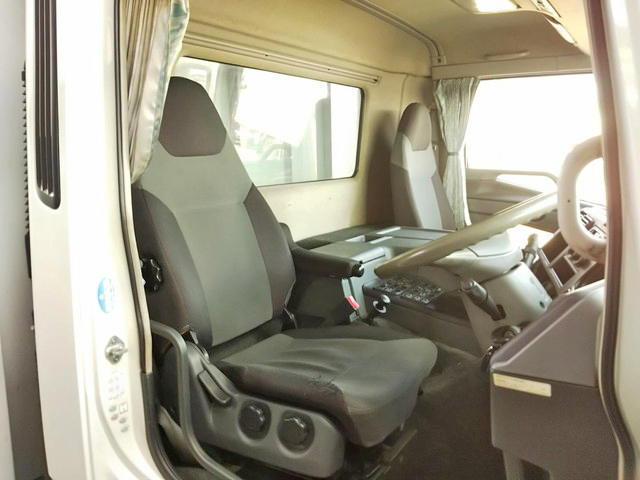 三菱ふそうスーパーグレートアルミウイング大型（10t）[写真32]