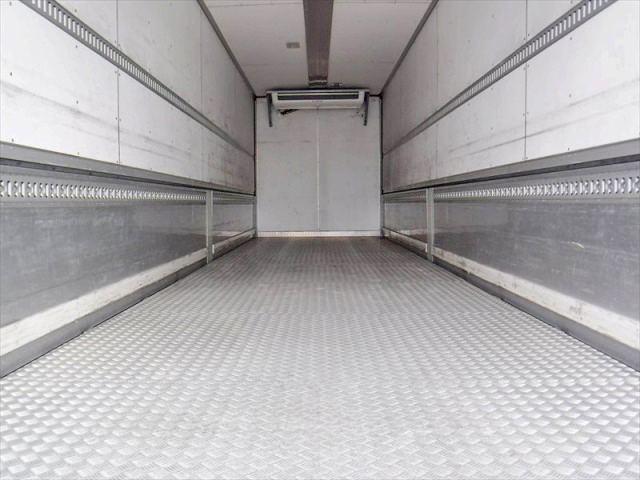 いすゞギガ冷蔵冷凍ウイング大型（10t）[写真12]