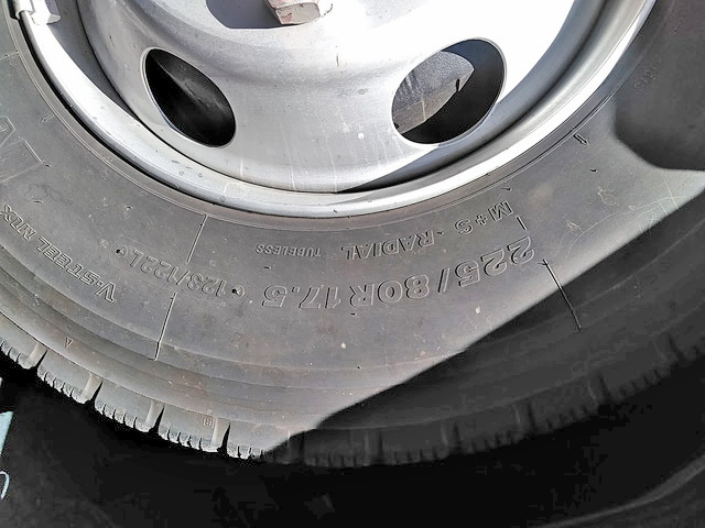 いすゞフォワード平ボディ中型（4t）[写真15]