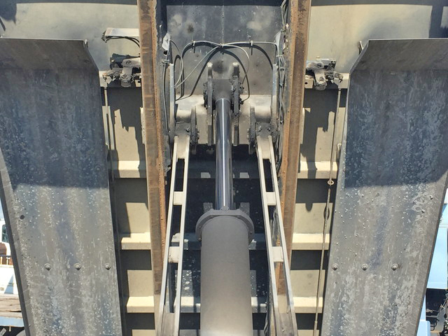 UDトラックスクオンダンプ大型（10t）[写真12]