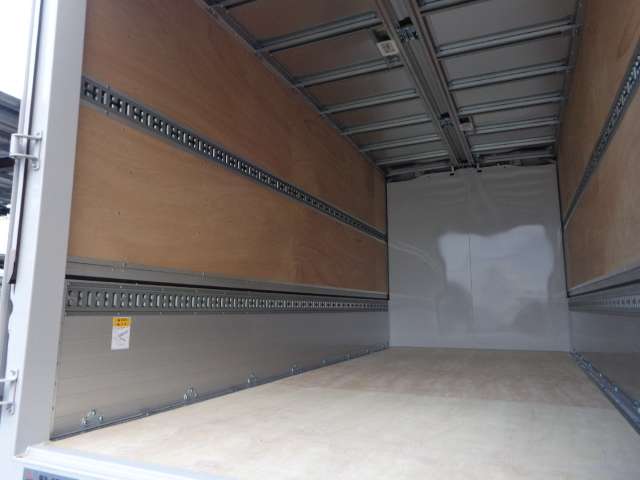 三菱ふそうキャンターアルミウイング小型（2t・3t）[写真09]