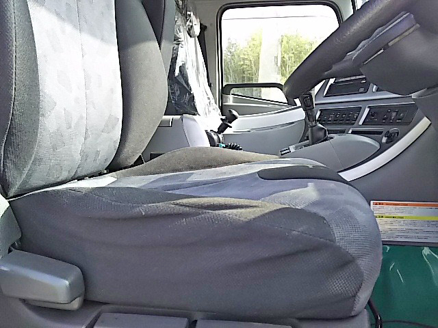 UDトラックスクオントレーラーヘッド（トラクターヘッド）大型（10t）[写真22]