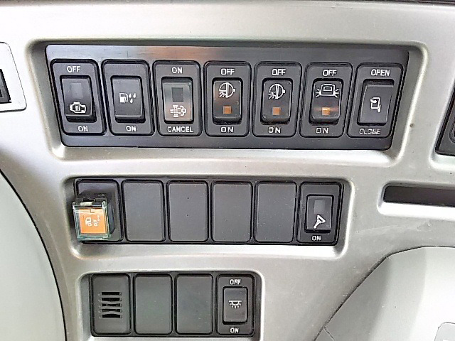 UDトラックスクオントレーラーヘッド（トラクターヘッド）大型（10t）[写真34]