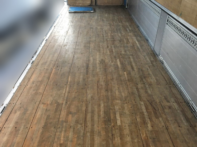 いすゞギガアルミウイング大型（10t）[写真11]