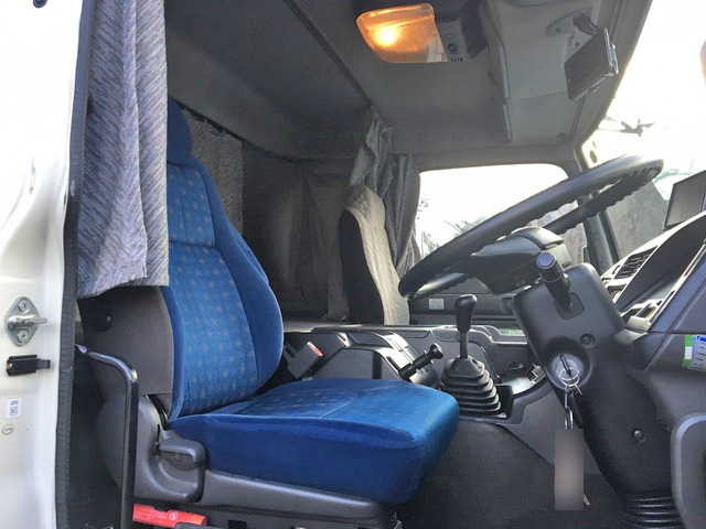 いすゞギガアルミウイング大型（10t）[写真20]