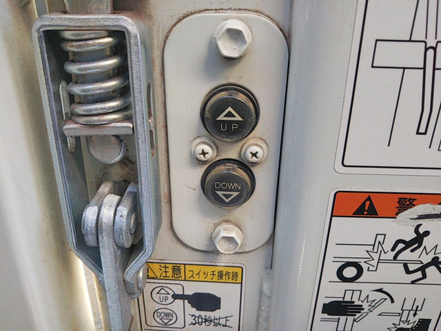 三菱ふそうキャンター平ボディ小型（2t・3t）[写真12]