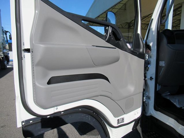 三菱ふそうキャンター平ボディ小型（2t・3t）[写真16]
