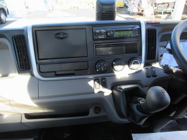 三菱ふそうキャンター平ボディ小型（2t・3t）[写真09]