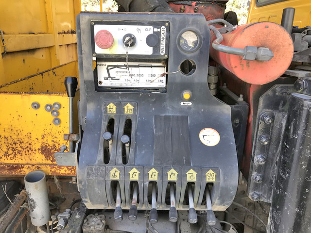 UDトラックスコンドルダンプ・クレーン付中型（4t）[写真16]