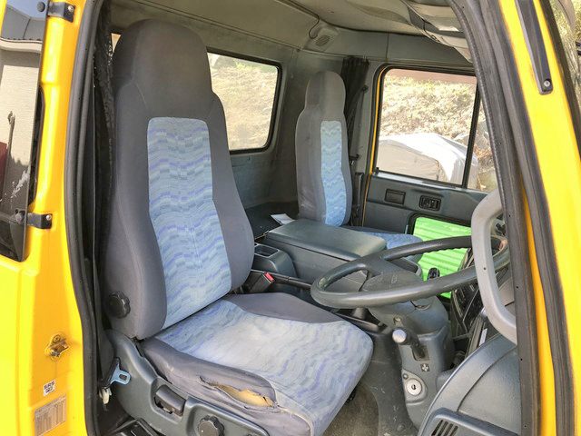 UDトラックスコンドルダンプ・クレーン付中型（4t）[写真32]