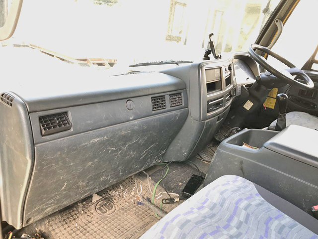 UDトラックスコンドルダンプ・クレーン付中型（4t）[写真35]