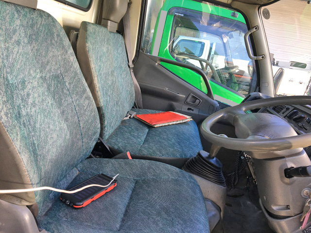 三菱ふそうキャンターパネルバン小型（2t・3t）[写真14]