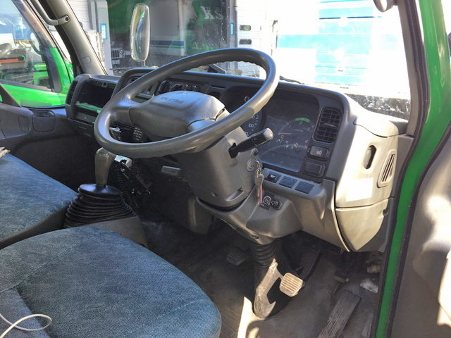 三菱ふそうキャンターパネルバン小型（2t・3t）[写真15]