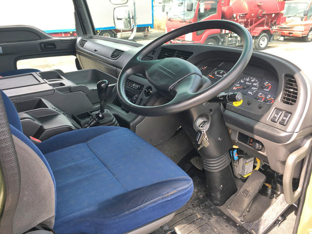 いすゞギガ冷蔵冷凍ウイング大型（10t）[写真33]