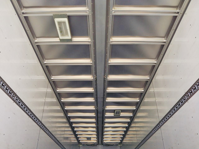 三菱ふそうスーパーグレートアルミウイング大型（10t）[写真14]