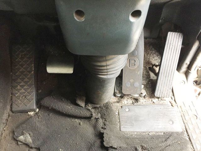 三菱ふそうスーパーグレート平ボディ大型（10t）[写真25]