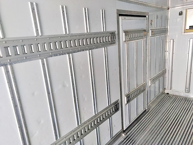 いすゞエルフ冷凍車（冷蔵車）小型（2t・3t）[写真10]