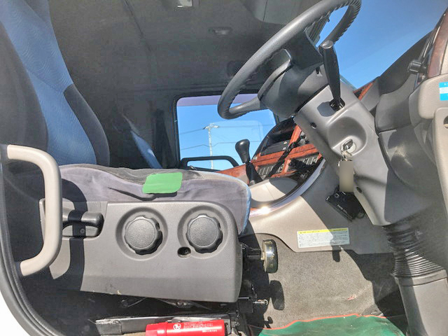 UDトラックスクオントレーラーヘッド（トラクターヘッド）大型（10t）[写真24]