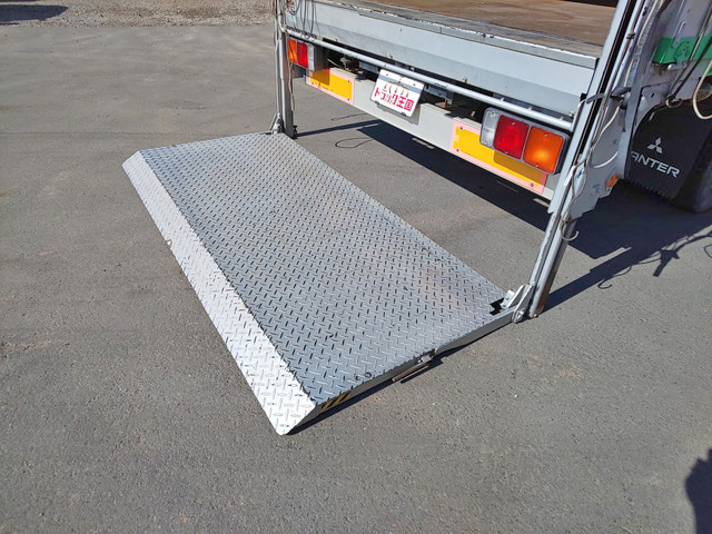 三菱ふそうキャンターカーテン車小型（2t・3t）[写真17]