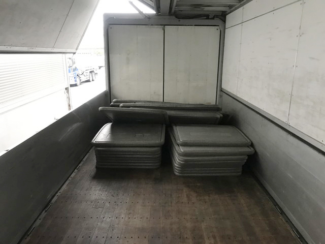 いすゞギガアルミウイング大型（10t）[写真12]