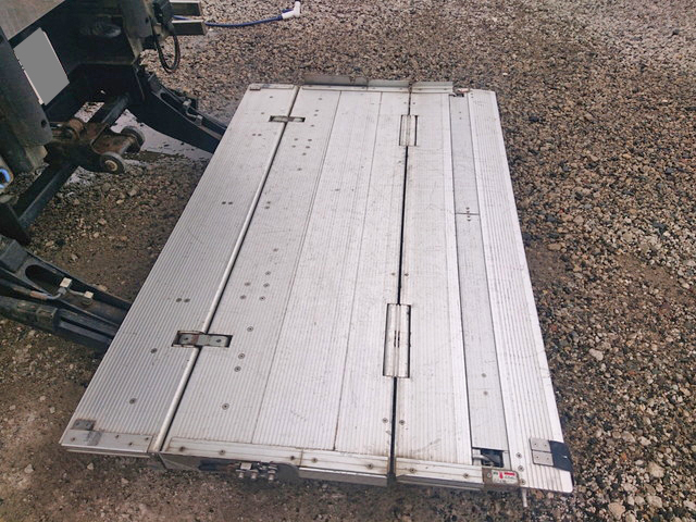 いすゞエルフ冷凍車（冷蔵車）小型（2t・3t）[写真05]