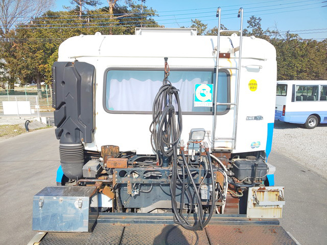 UDトラックスクオントレーラーヘッド（トラクターヘッド）大型（10t）[写真10]