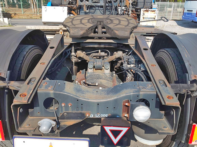 UDトラックスクオントレーラーヘッド（トラクターヘッド）大型（10t）[写真12]
