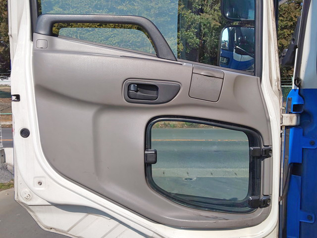 UDトラックスクオントレーラーヘッド（トラクターヘッド）大型（10t）[写真23]