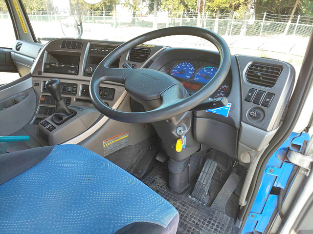 UDトラックスクオントレーラーヘッド（トラクターヘッド）大型（10t）[写真28]